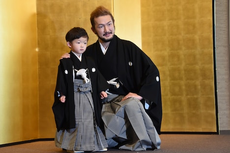 左から小川陽喜、中村獅童。