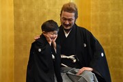 照れる小川陽喜（左）と、それを見守る中村獅童（右）。