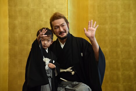 左から小川陽喜、中村獅童。