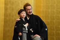 左から小川陽喜、中村獅童。