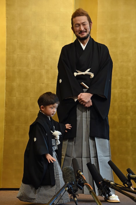 見得を切る小川陽喜（左）と、ほほ笑む中村獅童（右）。