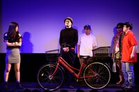 劇団「地蔵中毒」コント公演 地蔵中毒のコント菩薩vol.1「立ち漕ぎマリリン・モンロー」より。（撮影：塚田史香）