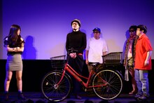 劇団「地蔵中毒」コント公演 地蔵中毒のコント菩薩vol.1「立ち漕ぎマリリン・モンロー」より。（撮影：塚田史香）