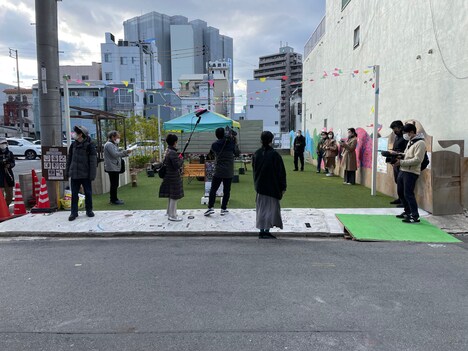 岡山芸術創造劇場プレ事業 市民公募プログラム ひと・まち・つくるプロジェクト「わが町」アクセス「徘徊演劇 『よみちにひはくれない』 岡山バリアフリー公演」リハーサルより。