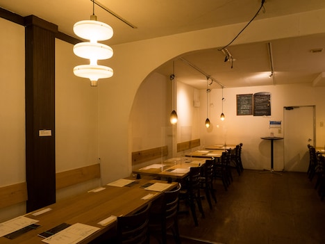 うさぎ庵「トカトントン」の会場となった radi cafe apartmentの店内。(c)松原豊