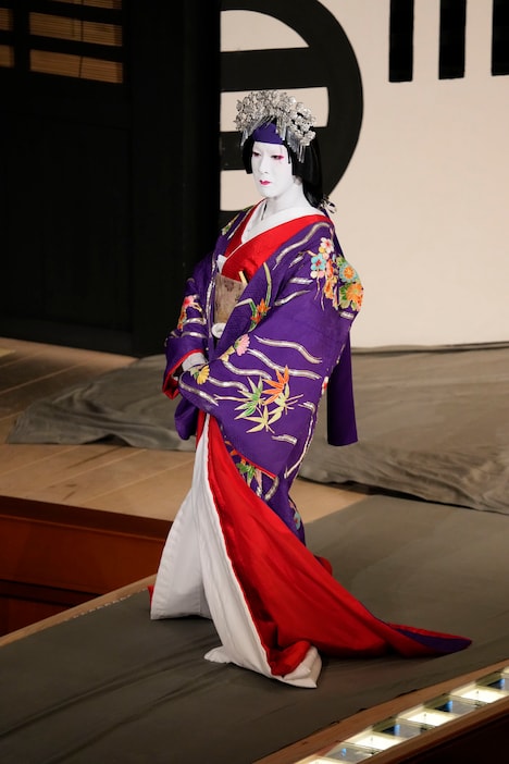 「花競忠臣顔見勢」より、尾上右近扮する顔世御前後に葉泉院。(c)松竹