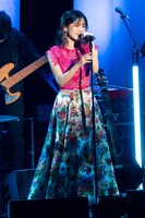 「Natsumi Kon 10th Anniversary Concert『Aimer』」より。（撮影：岩村美佳）