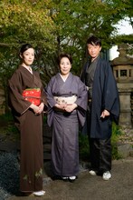 左から大和悠河、波乃久里子、喜多村緑郎。