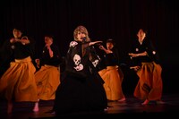 花組芝居「シャンソマニアII～葵～」より。（撮影：宮内勝）