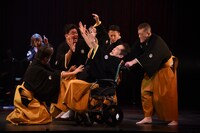 花組芝居「シャンソマニアII～葵～」より。（撮影：宮内勝）