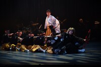 花組芝居「シャンソマニアII～葵～」より。（撮影：宮内勝）