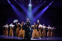 花組芝居「シャンソマニアII～葵～」より。（撮影：宮内勝）