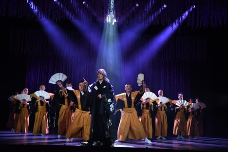 花組芝居「シャンソマニアII～葵～」より。（撮影：宮内勝）