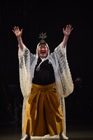 花組芝居「シャンソマニアII～葵～」より。（撮影：宮内勝）