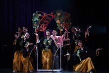 花組芝居「シャンソマニアII～葵～」より。（撮影：宮内勝）