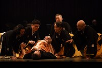 花組芝居「シャンソマニアII～葵～」より。（撮影：宮内勝）