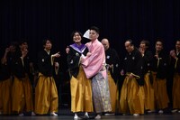 花組芝居「シャンソマニアII～葵～」より。（撮影：宮内勝）