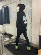 大好きな喫茶店のパーカーはバックプリントがキュート。メロンソーダのような爽やかなグリーンの靴下がポイントに。