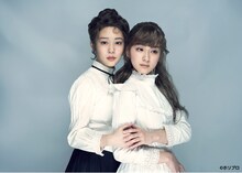 左から、高畑充希扮するアニー・サリヴァン、平祐奈扮するヘレン・ケラー。