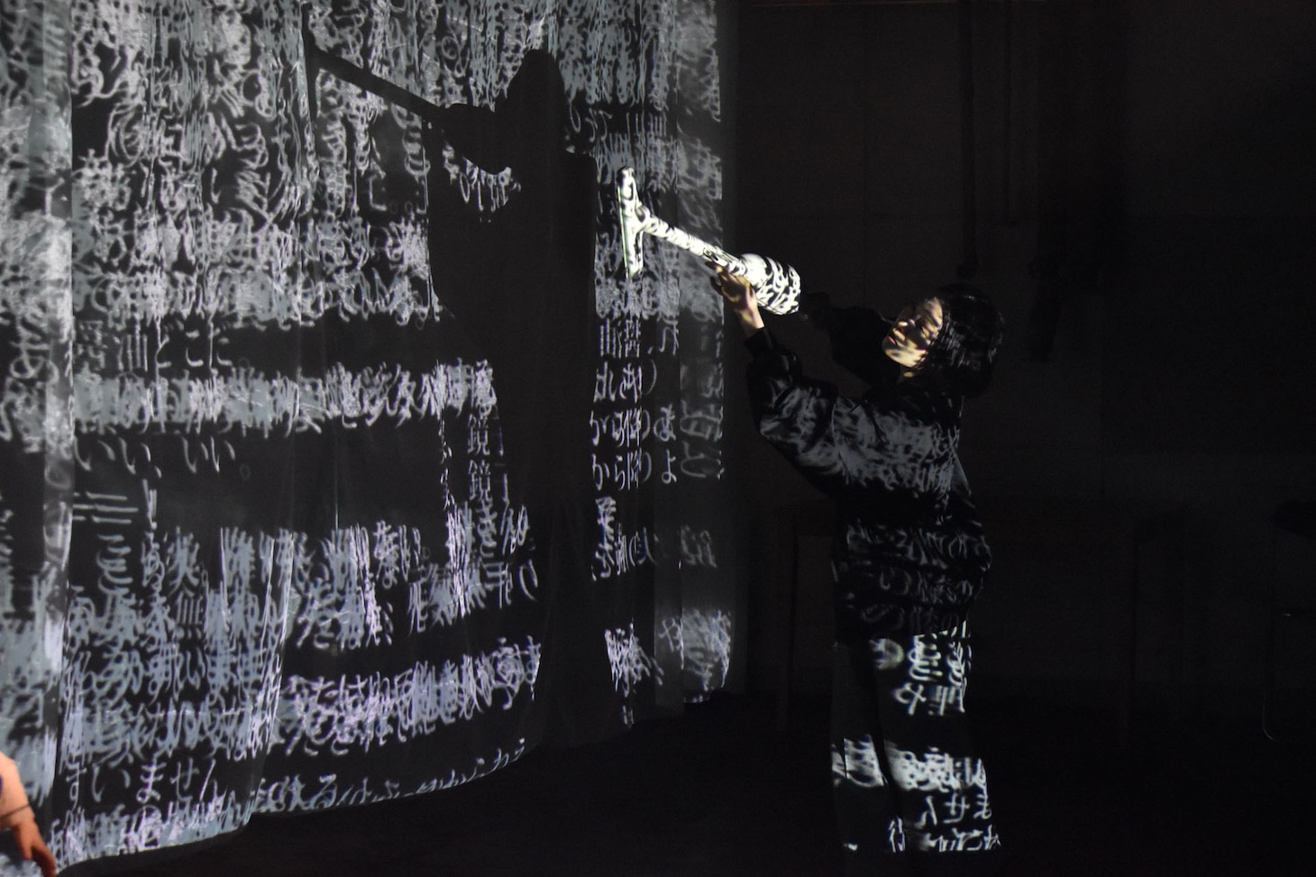 モメラス実験公演「彼（私）から見える世界」より。（Photo by Miula Ulin）