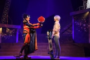 「SK∞ エスケーエイト The Stage」より、「第1部:The First Part~熱い夜のはじまり~」の様子。