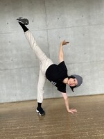 加藤典子。アクロバティックなポージングでパチリ。