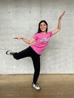 “ALOHA“Tシャツで愉快なポーズを取る北川結。