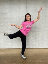 “ALOHA“Tシャツで愉快なポーズを取る北川結。