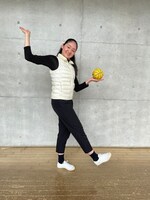 ボールを手に笑顔を浮かべる塙睦美。
