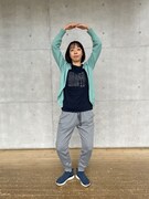 夕田智恵。ゆったりした稽古着で丸ポーズ。