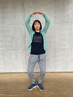 夕田智恵。ゆったりした稽古着で丸ポーズ。