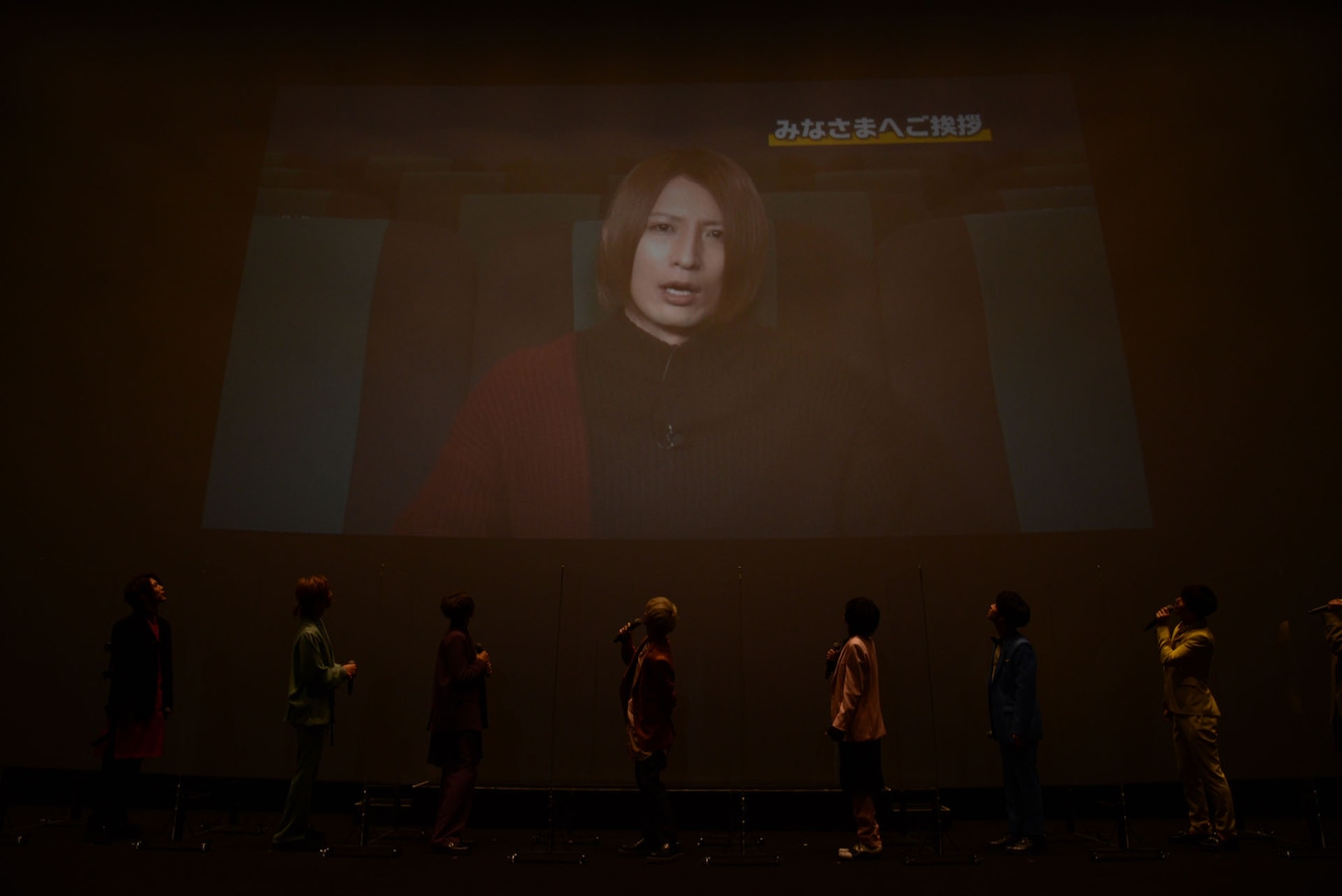 収録映像で舞台挨拶に登場する陳内将。