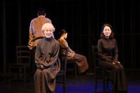 文学座12月アトリエの会「Hello～ハロルド・ピンター作品6選～」より、「家族の声」。（撮影：宮川舞子）