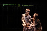 文学座12月アトリエの会「Hello～ハロルド・ピンター作品6選～」より、「景気づけに一杯」。（撮影：宮川舞子）