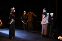 文学座12月アトリエの会「Hello～ハロルド・ピンター作品6選～」より、「山の言葉」。（撮影：宮川舞子）