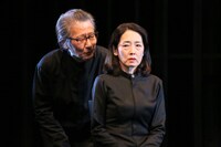 文学座12月アトリエの会「Hello～ハロルド・ピンター作品6選～」より、「灰から灰へ」。（撮影：宮川舞子）