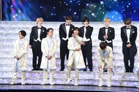 「ABC座 ジャニーズ伝説2021 at IMPERIAL THEATRE」会見より、客席から舞台を観る河合郁人（下段右端）の様子を再現する橋本良亮（下段右から2番目）。