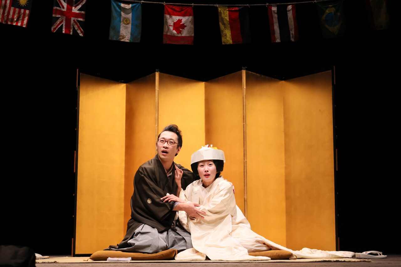 新郎新婦は子供の将来を想像し…新国立劇場「あーぶくたった、にいたった」無料配信