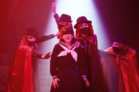 流山児★事務所 高取英メモリアル2021「帝国月光写真館」より。（撮影：横田敦史）