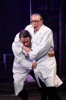 流山児★事務所 高取英メモリアル2021「帝国月光写真館」より。（撮影：横田敦史）