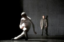 勅使川原三郎 シアターX公演 新作「ガドルフの百合」リハーサルより。（Photo by Akihito Abe）