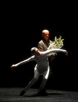 勅使川原三郎 シアターX公演 新作「ガドルフの百合」リハーサルより。（Photo by Akihito Abe）