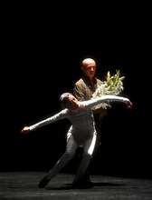 勅使川原三郎 シアターX公演 新作「ガドルフの百合」リハーサルより。（Photo by Akihito Abe）