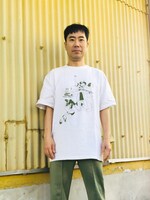 宮藤官九郎の作・演出によるオリジナルロックオペラ「愛が世界を救います（ただし屁が出ます）」のTシャツ。イラストを手がけたのはマンガ家・おおひなたごう。