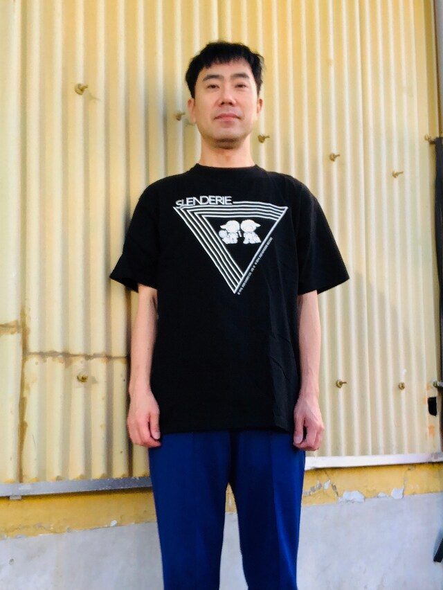 SLENDERIE RECORDのクールなロゴと、サンリオのキャラクター・パティ＆ジミーのキュートさがマッチしたデザイン。