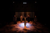 余越保子 with ゲルシー・ベル 日米国際共同制作「shuffleyamamba：山姥は熊を夢見る」より。（Photo by Ohno Ryusuke）