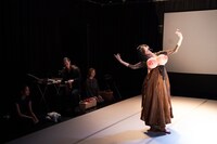 余越保子 with ゲルシー・ベル 日米国際共同制作「shuffleyamamba：山姥は熊を夢見る」より。（Photo by Ohno Ryusuke）