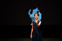 余越保子 with ゲルシー・ベル 日米国際共同制作「shuffleyamamba：山姥は熊を夢見る」より。（Photo by Ohno Ryusuke）