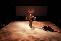 余越保子 with ゲルシー・ベル 日米国際共同制作「shuffleyamamba：山姥は熊を夢見る」より。（Photo by Ohno Ryusuke）