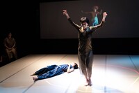 余越保子 with ゲルシー・ベル 日米国際共同制作「shuffleyamamba：山姥は熊を夢見る」より。（Photo by Ohno Ryusuke）